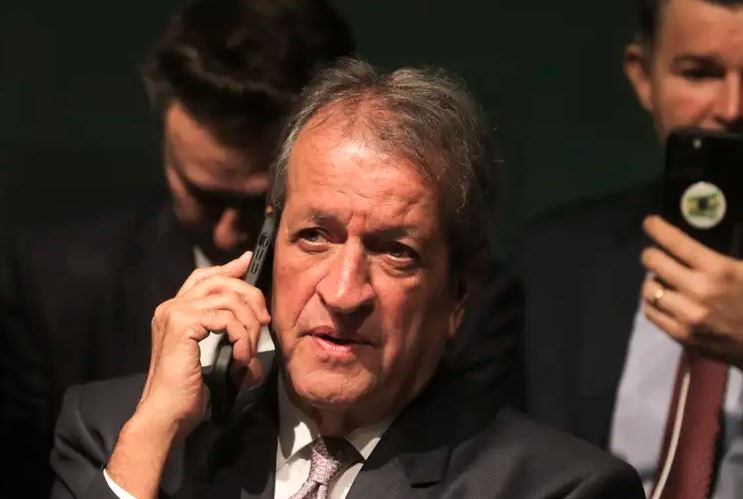 Valdemar Costa Neto e Sóstenes Cavalcante se reúnem com bancada do PL para discutir resposta à crise política.