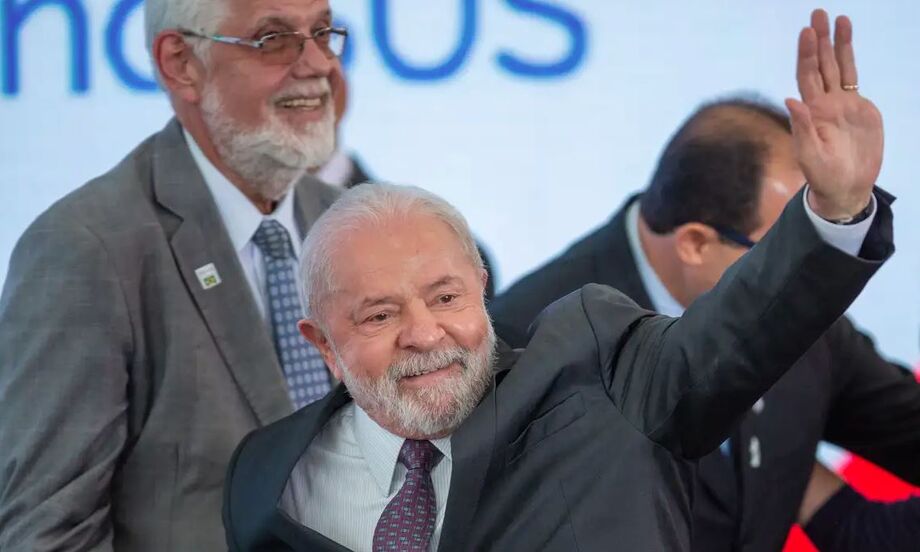 Lula é homenageado em Maputo com título de Doutor Honoris Causa por sua atuação política e social.