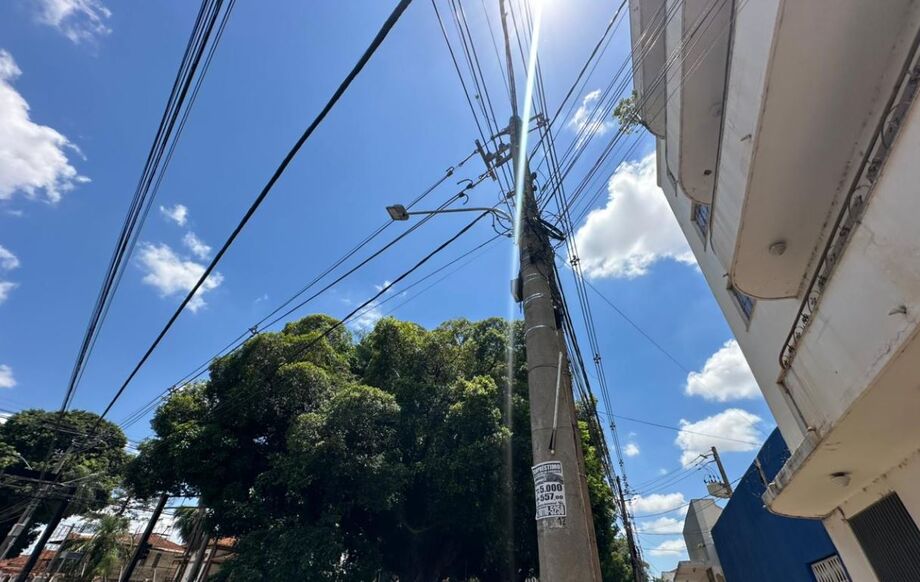 Campo Grande inicia ação para remover fios irregulares no Centro com apoio da Energisa e AGEMS.