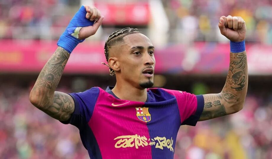 Raphinha, do Barcelona, é o único brasileiro indicado ao prêmio Fifa The Best 2025; Alisson concorre entre os goleiros.