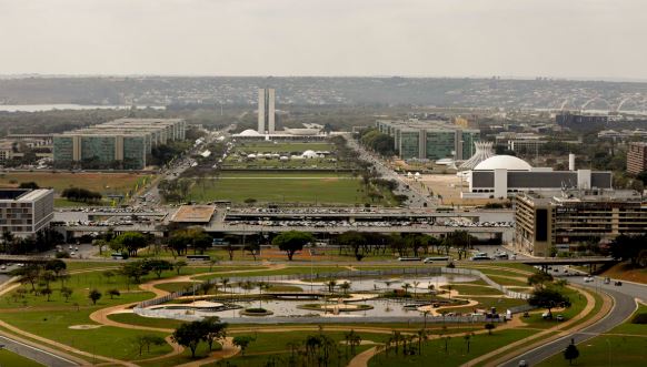 Esplanada foi evacuada após explosão em subestação de energia; seis pessoas foram hospitalizadas