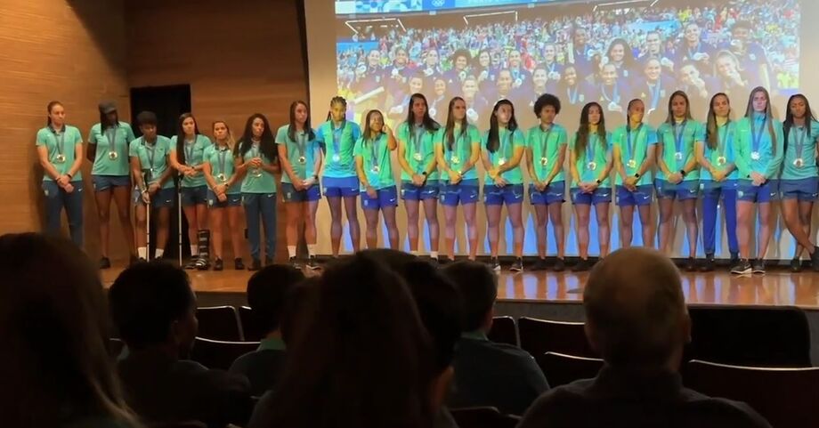 Medalha de prata em Paris impulsionou aprovação da seleção brasileira feminina entre os torcedores