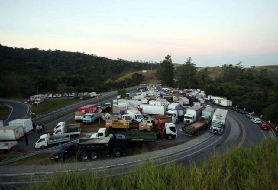 Bloqueio de caminhoneiros grevistas no trevo de Santa Isabel, na Rodovia Presidente Dutra, em 27 de dezembro de 2022