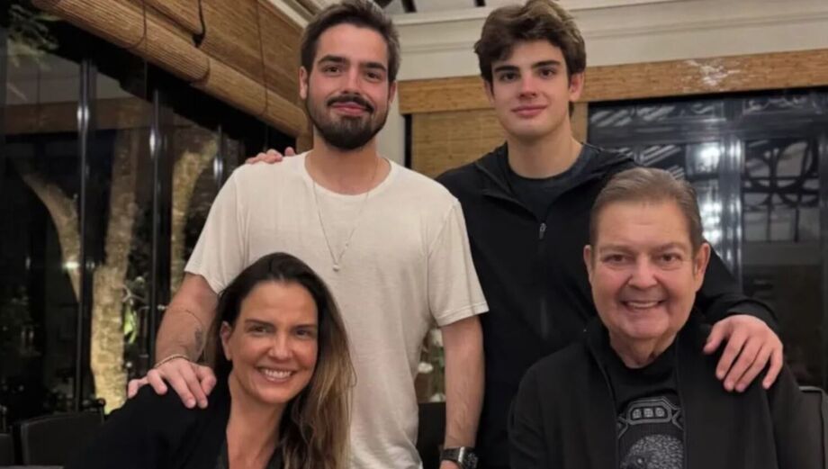 Faustão e a família nas comemorações do aniversário de 24 anos de casamento do apresentador com a jornalista Luciana Cardoso