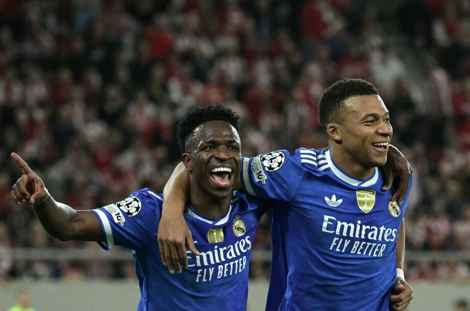 Vini Jr. recebeu elogios de Mbappé (dir.) após vitória do Real Madrid sobre o Olympiacos na Champions League.
