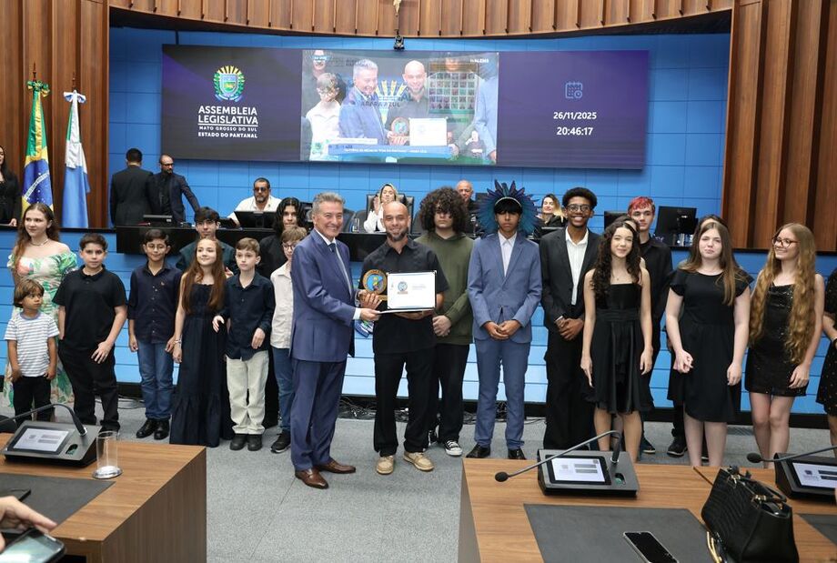 Roberto Hashioka realiza a entrega da Medalha Tom do Pantanal Arara Azul a artistas de MS.