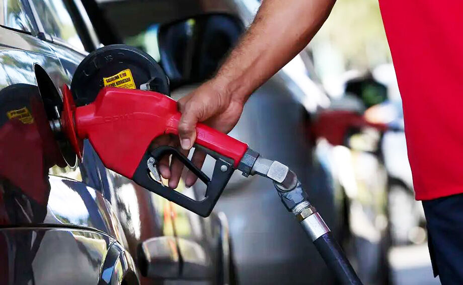 Polícia foi acionada por funcionários após frentista circular armado pelo pátio do posto