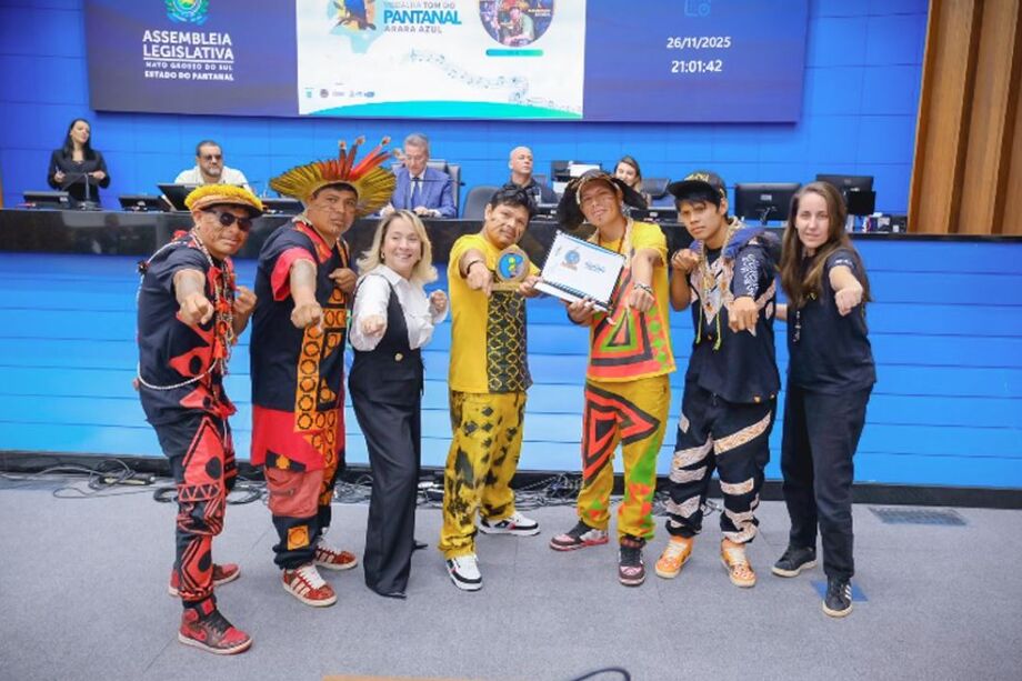 Brô MC's recebe Comenda Tom do Pantanal na Alems por indicação de Lia Nogueira