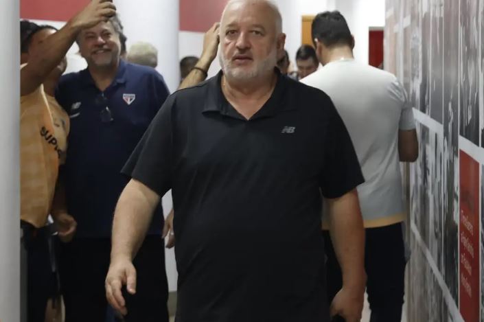 Carlos Belmonte deixa a diretoria de futebol do São Paulo após goleada por 6 a 0 sofrida no Maracanã.