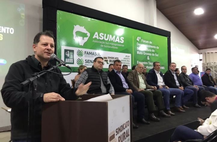 Renato Câmara coordena debate com produtores em Bandeirantes durante evento da Suinorte.
