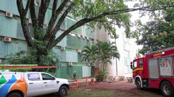 Bombeiros atuaram rapidamente para conter incêndio após explosão na subestação da Esplanada dos Ministérios, em Brasília.