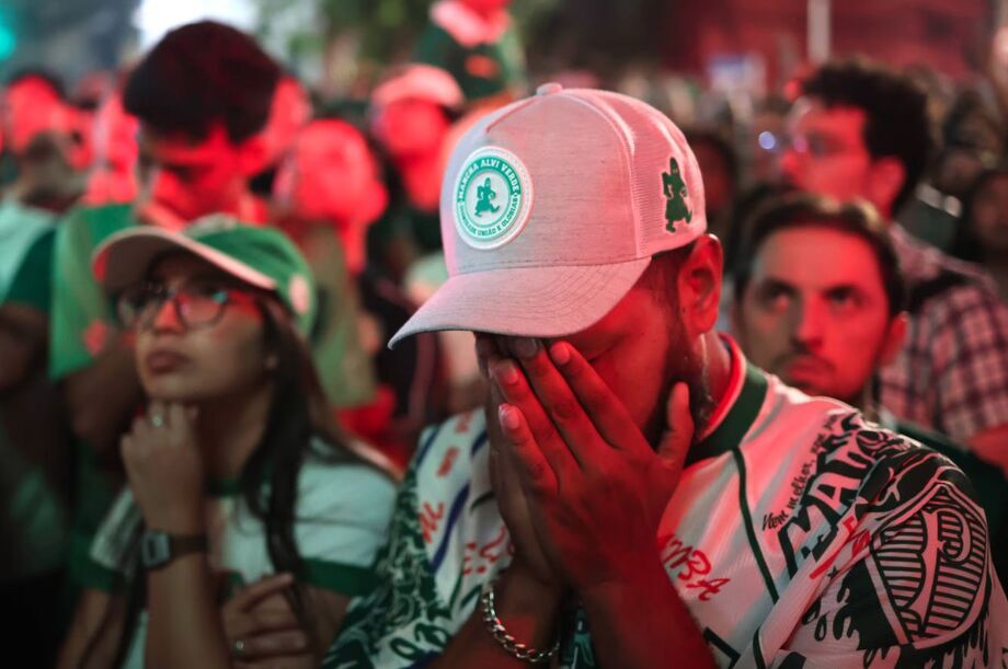 Torcedores do Palmeiras lamentam a derrota para o Flamengo na final da Libertadores.