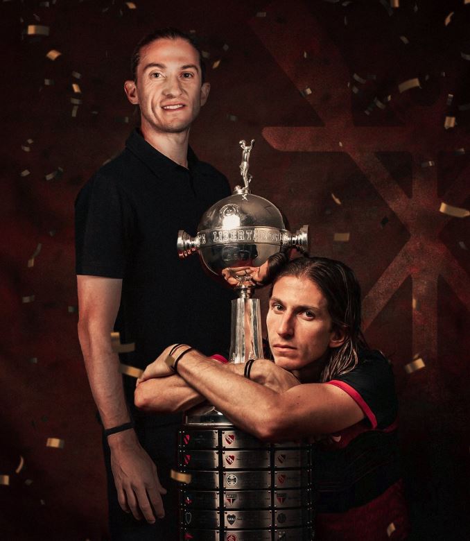 Filipe Luís comemora com jogadores do Flamengo a conquista da Libertadores como treinador