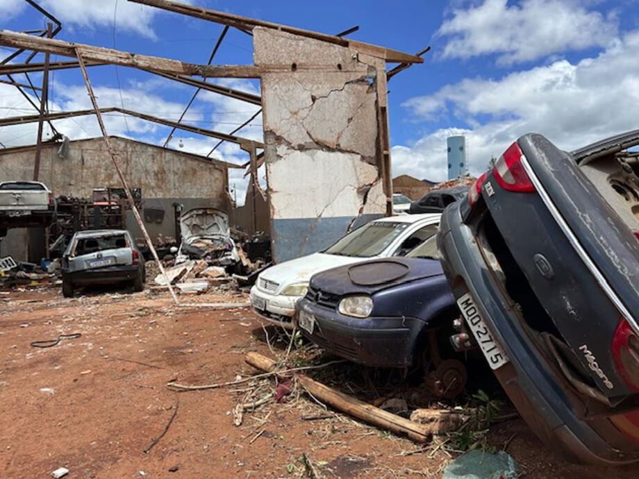 Ao menos seis pessoas morreram e outras 750 ficaram feridas após a passagem de um tornado na região centro-oeste do Paraná