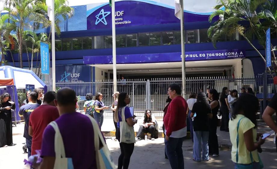 Estudantes chegam com antecedência à Universidade do Distrito Federal (UDF), em Brasília, para o primeiro dia do Enem 2025.
