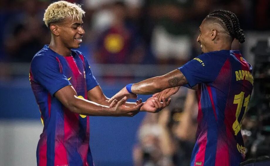 Lamine Yamal comemora o primeiro gol do Barcelona na vitória por 3 a 1 sobre o Elche, neste domingo, em Barcelona.