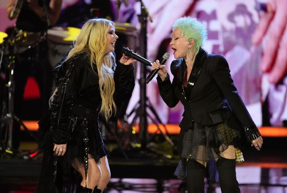 Avril Lavigne, à esquerda, canta ao lado de Cyndi Lauper durante a cerimônia do Hall da Fama do Rock 2025