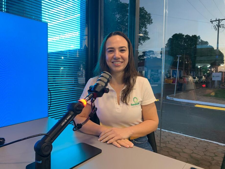 Dayana Garcia, engenheira ambiental da Revolução Ambiental, destaca avanço na reciclagem e conscientização durante a Expogenética 2025, em Campo Grande.
