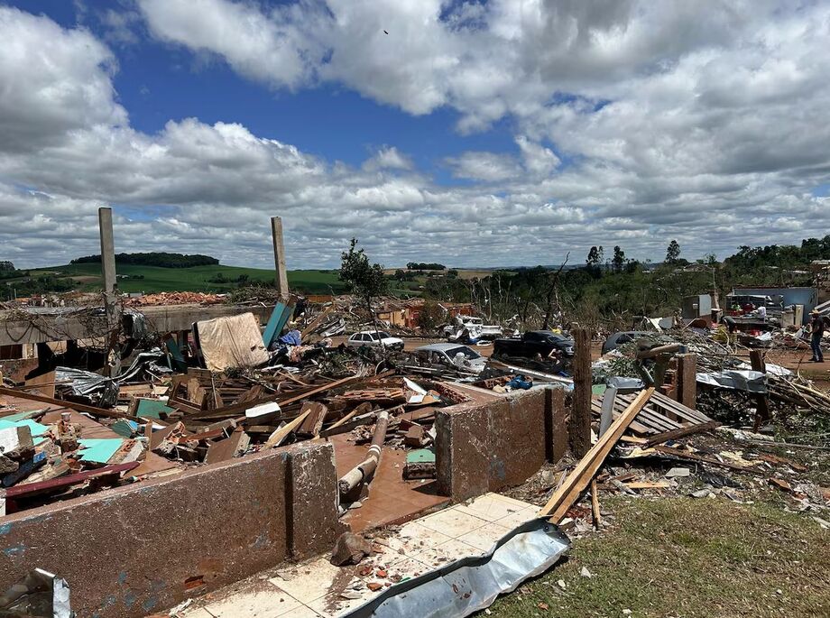 Tornado destruiu boa parte da cidade de Rio Bonito do Iguaçu, deixando ao menos seis mortos, mais de 800 feridos e um rastro de destruição.