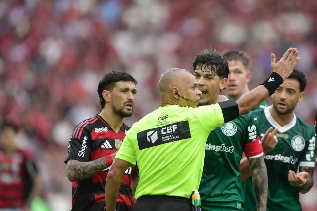 Gustavo Gómez foi absolvido pelo STJD após críticas ao árbitro Wilton Pereira Sampaio.