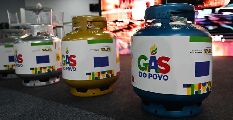 Programa Gás do Povo oferece recarga gratuita de botijão de gás em revendas credenciadas.Programa Gás do Povo oferece recarga gratuita de botijão de gás em revendas credenciadas.