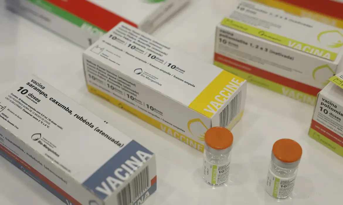 Vacinação com duas doses é essencial para conter o avanço do sarampo, alerta a Opas.