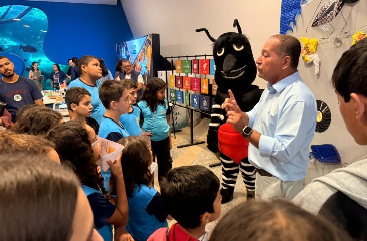 Estudantes exploram materiais educativos no Bioparque Pantanal durante o Dia D de Combate à Dengue.