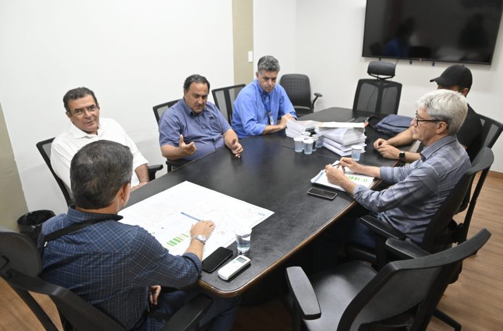 Autoridades municipais e estaduais durante reunião para acelerar investimentos em Anastácio