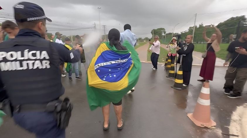 Confusão em frente à sede da PF terminou com uso de spray de pimenta pela PM; Bolsonaro segue preso no local.