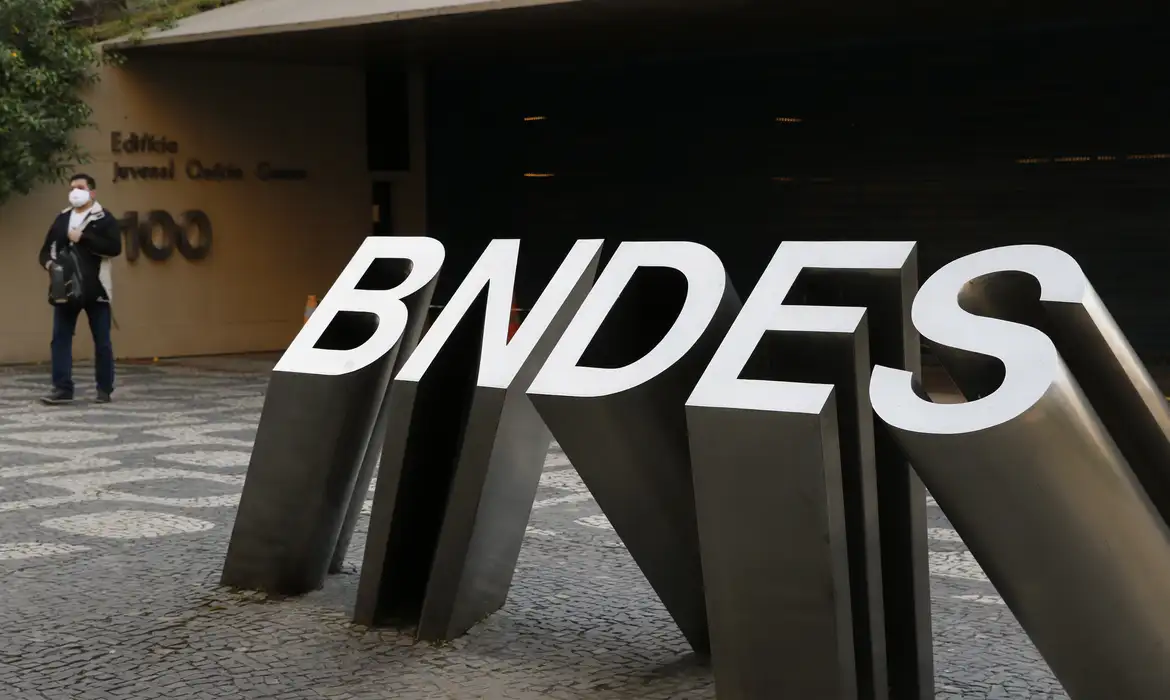 Exportações brasileiras afetadas por tarifas dos EUA agora podem buscar apoio via Plano Brasil Soberano do BNDES.