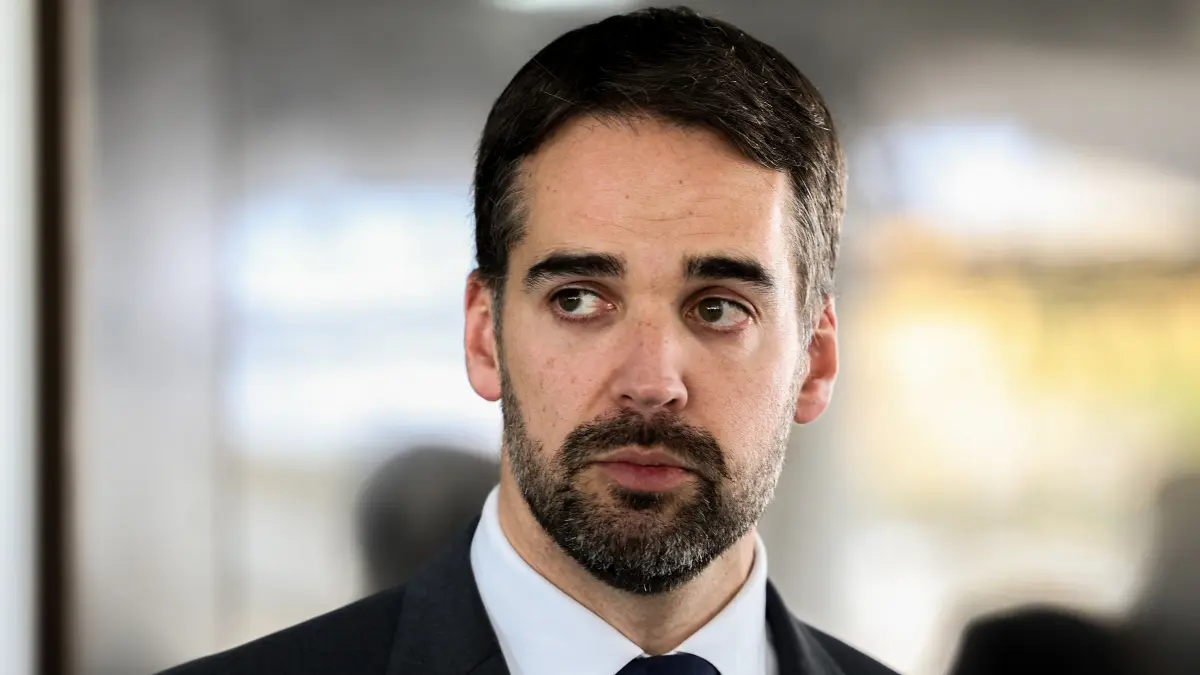 Eduardo Leite defende aliança entre centro e direita fora do bolsonarismo rumo às eleições de 2026.