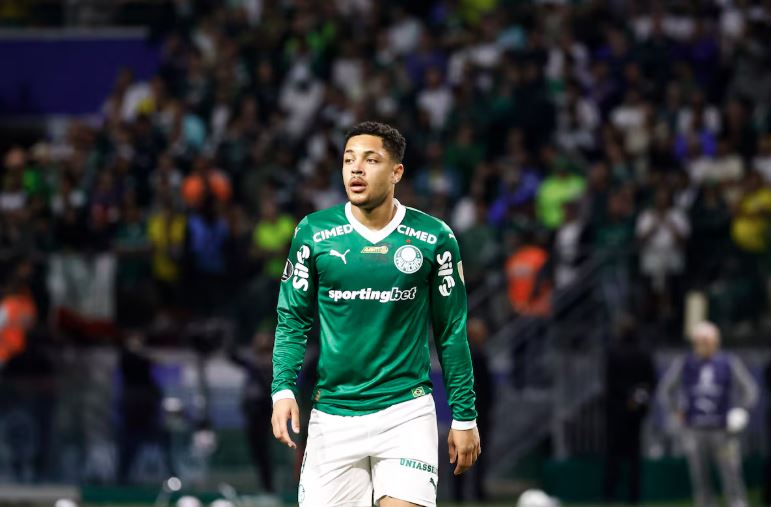 Vitor Roque pode ser punido pelo STJD por publicação homofóbica.