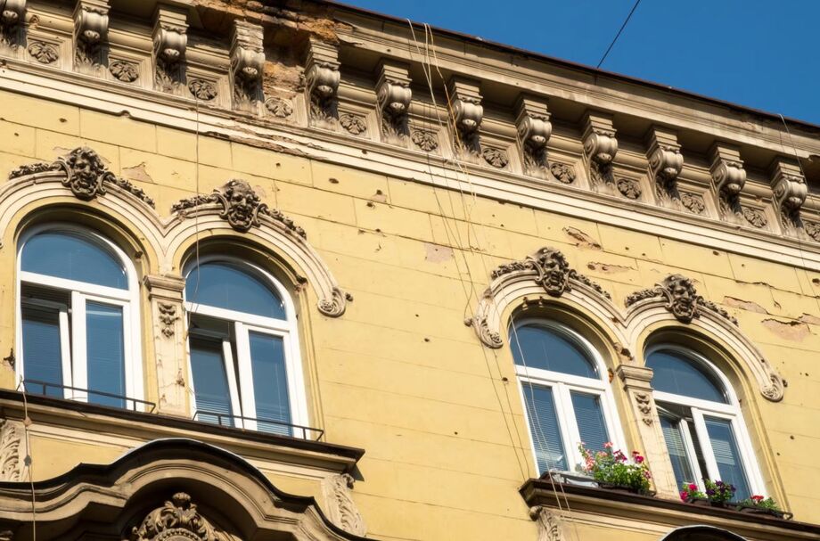 Prédios de Sarajevo ainda tem marcas de tiros da época da Guerra da Bósnia.