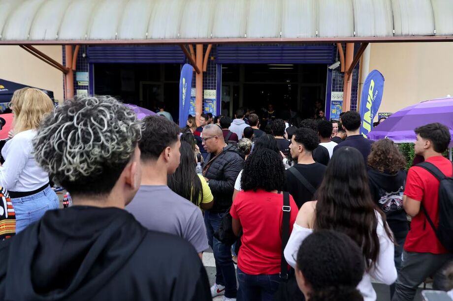 Movimentação de candidatos para o primeiro dia do Exame Nacional do Ensino Médio (Enem) 2025, na Universidade Paulista (Unip) no bairro da Barra Funda, zona oeste da cidade de São Paulo, neste domingo, 09 de novembro de 2025