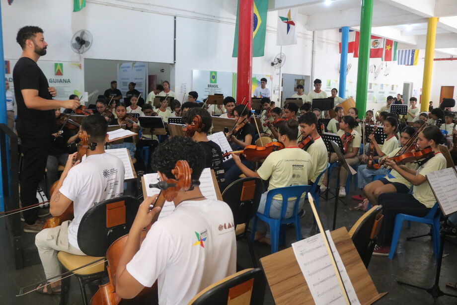 Ensaio final reúne mais de 500 artistas em Corumbá para montagem inspirada no Caminho de Peabirú, com trilha barroca e transmissão pela TV Morena.