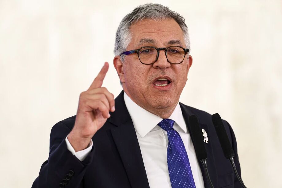 O ministro da Saúde, Alexandre Padilha, prepara ações contra médicos que divulgam conteúdo antivacina nas redes sociais.