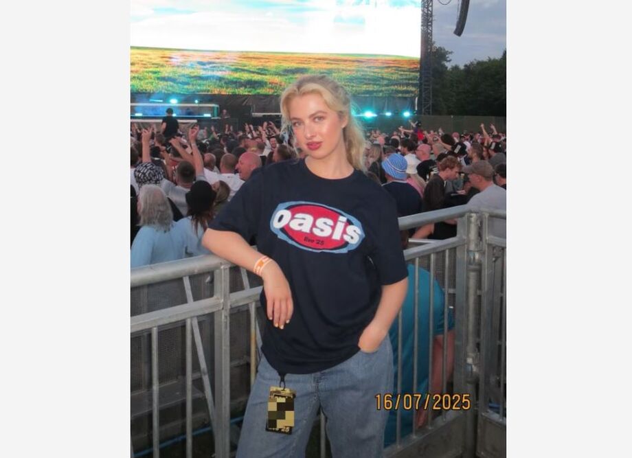 Anaïs Gallagher, filha de Noel Gallagher, tem acompanhado turnê mundial do Oasis.