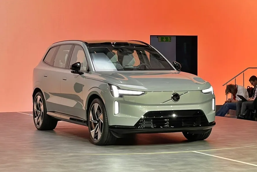 Volvo apresenta o EX90 em evento de aviação em Campo Grande, com test-drive e foco em segurança e sustentabilidade.