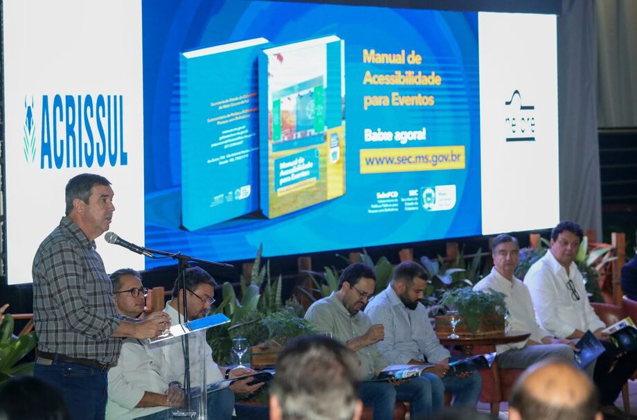 Governador Eduardo Riedel lança Guia da Acessibilidade durante abertura da Expogenética 2025, em Campo Grande.