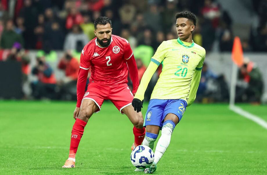 Estevâo em ação pela seleção brasileira.