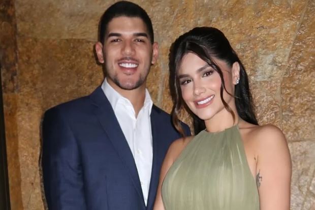 Cantor e influenciadora encerram relacionamento e pedem compreensão dos fãs.