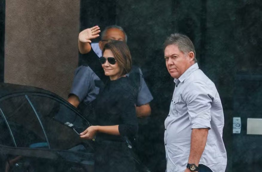 Michelle visita Bolsonaro na PF; STF decide nesta segunda se mantém prisão preventiva.