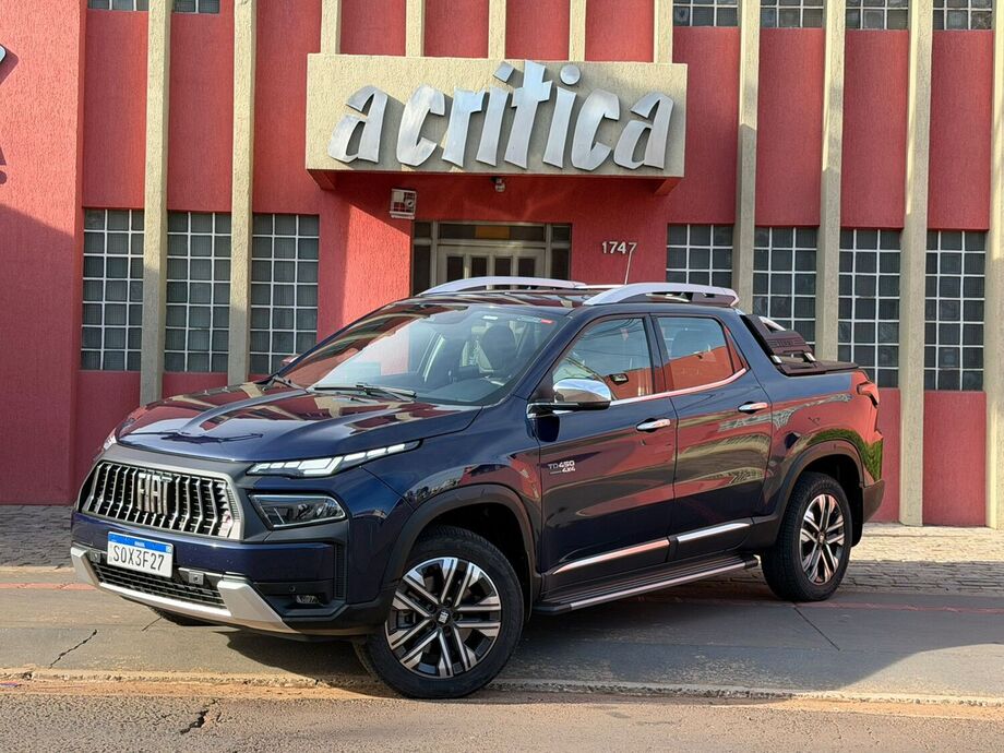 Nova Fiat Toro Ranch 2026 estacionada em frente à sede do Jornal da Crítica, em Campo Grande (MS), durante os testes com o modelo cedido pela montadora.