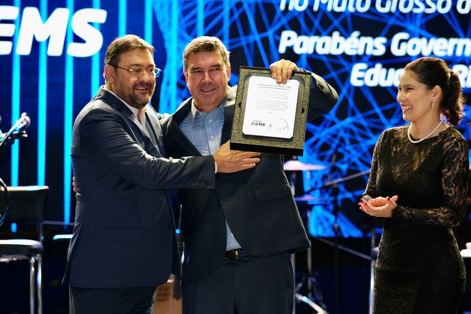 FIEMS celebra 46 anos e homenageia o governador Eduardo Riedel pelo ambiente de negócios que impulsiona o crescimento em Mato Grosso do Sul.