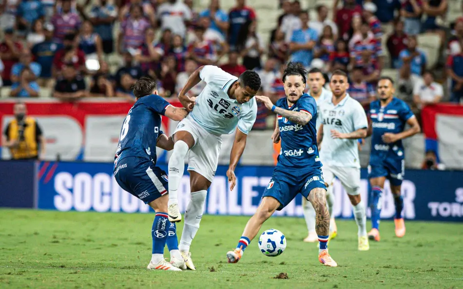 Fortaleza cobra CBF após VAR ignorar pênalti em Ávila no empate contra o Grêmio pelo Brasileirão