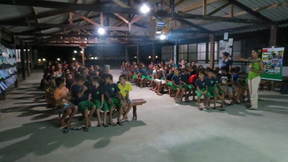 Crianças assistem a exibição ao ar livre durante atividade do Cineclube Cinema de Sala, que inspira a Mostra Itinerante prevista para janeiro de 2026.