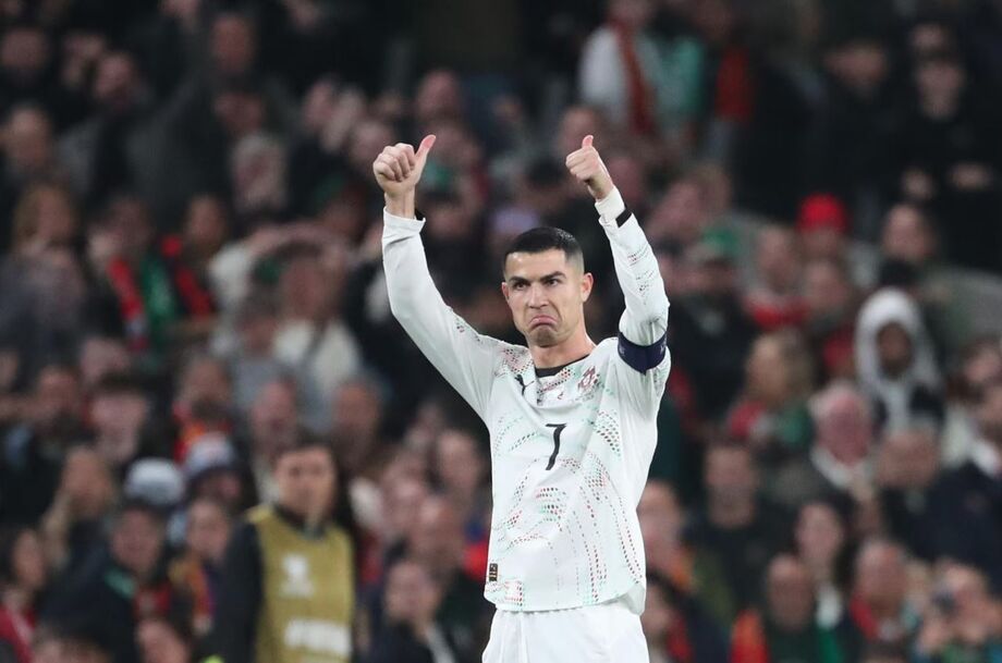 Cristiano Ronaldo reage ironicamente após ser expulso em jogo de Portugal nas Eliminatórias.