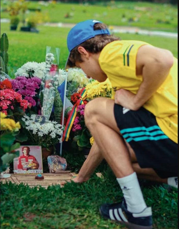 Andrea Kimi Antonelli visita túmulo de Ayrton Senna em São Paulo