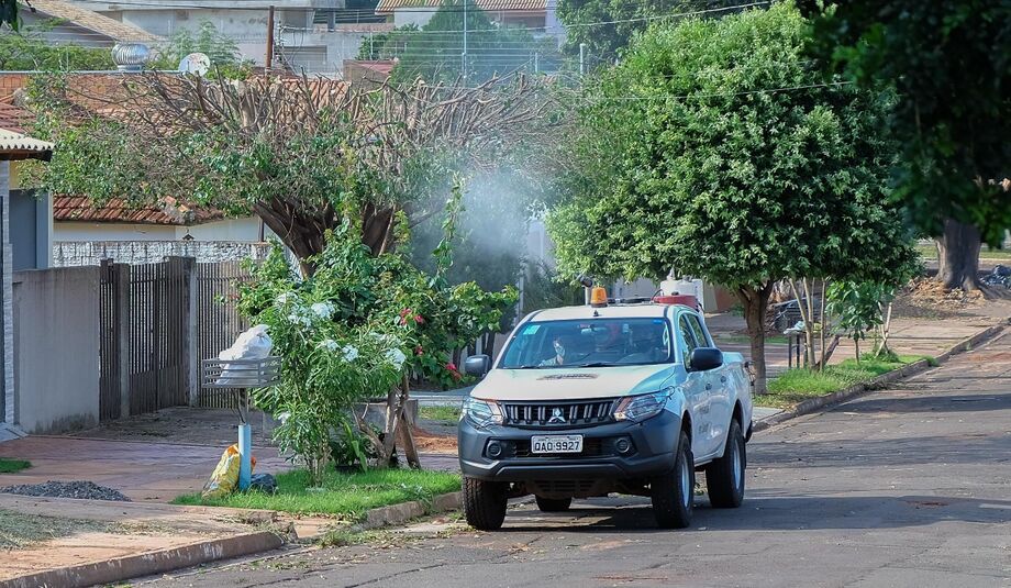 Carro do Fumacê circula por bairro de Campo Grande durante ação contra o Aedes aegypti