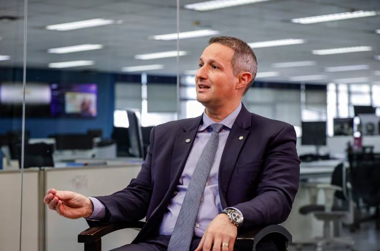 Guilherme Derrite apresenta nova versão de seu relatório sobre o PL Antifacção durante votação na Câmara.